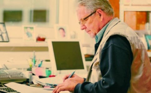 ���򠔠�?sh��)��ֽ̰?/></p>
<h2>���򠔠�?sh��)��ֽ̰?</h2>
<p>���������򠔠�?sh��)��֡��@ƪһ�꼉���Z���n�����f�������P(gu��n)�������������@���H��W�Ć��}�����ڈ�(zh��)���ώ��̌W�O(sh��)Ӌ���������_����ѭ�W���������J֪Ҏ(gu��)�ɣ��ټ��Ͻ̎�����Ľ̌W������ʹ�n���ϲ�����F(xi��n)�̌W�ľ��ʈ������o���H�����ϡ�</p><p>����<strong>��Ƭ��һ��</strong></p><p>�����������n�����̎���������һ���Լ��۵ļ��w�C���d�²���������ȫ���W������ͬ�W��ϲ�g�漈�w�C������</p><p>�������ӂ���Ц�����f����ϲ�g�����f���鲻�Խ��ؼ��������nǰ�ʂ���ѽ�(j��ng)�ۺõļ��w�C�S�S��ԇ��</p><p>�����ώ����Ⱉ��ü�^������˼���f���������漈�w�C�ĕr����ϣ������ʲô����</p><p>�����W����΢ͣ�D��һ���������e���f��������ϣ�����w�C�w�ø��w���h����������ϣ�����w�C�������w�C�ǘ�һֱ�w����������������</p><p>�����ώ�Ц���f���������҂����n�����Ƚo�����һ�ηż��w�C���Α�Æ�����</p><p>�����W���g��������������������</p><p>�����ώ���ζ���L���f�����҂��������l�ļ��w�C�w���h�������w�����Ҳ�����������һ��������������</p><p>������ʮ�������ɫ�ļ��w�Cһ�¶��w���˺��ӂ����֣�������һƬ�g�v�������ǎ�����Ժ������ӂ����s��ͬ�ذl(f��)�����M�ć@Ϣ�������w�C�������䵽�˵��ϡ�</p><p>�����ώ����d�²������f�����eæ�������ώ��ǲ��ǄŃ���Щ����׌���w�C�w�ø��h�������ӂ����������Ű��ɵĴ��۾������ώ��������������ώ�����������w�����ώ�һ������(j��ng)����̎��ĺ����ӳ����Լ����еļ��w�C���Ǽ��w�C�h�h���Ƶ�����Һ����wȥ������Ȼ��߀���䵽�˵�����</p><p>�����̎��@�r����?q��)W���z�����f�����ã����n�����҂��ѵ��ϵļ��w�C�ٓ������������ǰ��������҂��ļ��w�C���w���h����ߣ�����������Ǖ������������@���Ͽ���һֻ����Ҋ�Ĵ���һ�����@����ô�����أ��҂��x�����n���ϵ��@��С���¡����̎�߅�f߅����n�}�����ゃ�����ҵ�������</p><p>�������W���R�x�n�}�����򠔠�?sh��)��֡��?/p><p>����<strong>��Ƭ�ζ���</strong></p><p>���������ӂ��x�ˎױ顰���򠔠����f��Ԓ��׌�����f�f�x���Ժ�֪����ʲô�r��������С�ւ����e�ø߸ߵģ��Ȳ����������f���Լ���x���ի@��</p><p>�����е��f�������򠔠�?sh��)������҂�����Ҋ�ĵ������������е��f�������ϵ����Ӳ����Լ����������ǵ��򠔠�?sh��)��ְ�����ժ���ġ��?/p><p>������߀�����ҬF(xi��n)��֪�����w�C��ʲô����������Ҳ�������򠔠�?sh��)��ְ������������?/p><p>�������ߵ����е�����Ҳ�������������ŕ�����������</p><p>����߀�е��f�������������򠔠�?sh��)��������úܡ��?/p><p>�����҂��������@Щ����������x��̽�����ó��ĵĽY(ji��)�����е��g��������</p><p>����<strong>��Ƭ������</strong></p><p>��������չ��얹̵Ľ̌W�h(hu��n)��(ji��)�У��̎����������(zh��n)�ԵĆ��ӌW��˼�S�Ć��}��</p><p>������С���т���һ����������򠔠��]�����ˡ���Ҳ�����f����]�е������������҂���߅��һ�Е��l(f��)��ʲô׃������</p><p>�������ӂ��@�rչ�_����������ĳ������һ��������ӑՓ�������������������Ǆ����҂��w��ȥ�ļ��w�C�Ͳ�������ˣ���֪�����w����ȥ�����Ǿͺ�������</p><p>���������҂��Ͳ������ڵ���������������̫���w���е���һ�����ڿ����h���hȥ�����������������</p><p>������С����ܾͳԲ��������������Ӳ�һ���������Ҳ�S�ǡ�����������ȥ������</p><p>��������������n���Ε����ڿ��е�����</p><p>�����f���f�������ЌW���l(f��)�F(xi��n)���}�ˣ���������򠔠�?sh��)��֛]���ˣ�Ҳ�S������ʲô���]��������ǡ���܇��Ҳ�S���еĖ|�������ڿ��е����ǾͲ���������</p><p>�����̎��@�r����������ó�һ������x߅�f�����ǰ����������҂���ͬ�ļ҈@����������кܴ�ĵ������������������ܾo�o��ץס�҂����ߘ��Լ������ϵ�һ�С���</p><p>�����̎�һ߅�ڵ���x���N��һЩ���P(gu��n)�����w��ģ�������ӂ��˕r����ע�ؿ����@������x �ώ��f������������</p><p>����<strong>�u����</strong></p><p>�����n���_ʼ������һ���O(sh��)Ӌ�͌�ʩ���ܳɹ��Ľ̌WƬ�������ĳɹ��;��ʲ��H�H���ڻ��S���n�Ú����Ҳ���H�H��������،��������n��</p><p>����<strong>һ����Ч�ļ��l(f��)�ˌW��̽�����dȤ��</strong></p><p>�����҂���֪�����dȤ����õ��ώ������W�������dȤ����������̽������Ҫ���A(ch��)�����������l(f��)̽�����dȤ�ǽ̌W�ɹ����P(gu��n)�I���ǽ̎���(y��ng)ʼ�K����ȥ����������������ʹ�W�����n����Ҫ�W���ă�(n��i)�ݮa(ch��n)���dȤ���@����Ҏ(gu��)�ɿ�ѭ�ġ�</p><p>�����@λ��(zh��)�̵��ώ��ɹ����\�����@�Ӄɗl���l(f��)�dȤ��Ҏ(gu��)�ɣ�</p><p>�����ٮ����W֪�R���Խ�Q�������c�Լ��������P(gu��n)���Ɇ��ĕr�򣬌W���ߕ������W��(n��i)�ݮa(ch��n)���dȤ��</p><p>�����ڮ����W֪�R��ʾ���Լ����Ԟ鳣�ĬF(xi��n)���е��µĺ��x�ĕr�����W���ߕ������W֪�R�a(ch��n)�������dȤ��</p><p>��������ϲ�g�漈�w�C�������w�C����Ҫ�䵽���ϣ��@�Ǻ������Ԟ鳣�����lҲ�]ȥ���]�^���еġ���ʲô���������n���Ќ�����������͸�˕��Ԅӵ�������һ����</p><p>�����F(xi��n)�����ώ��ְьW����Ϥ������ᵽ���n�������{(di��o)���˺��ӵ��������еķe�������l(f��)�������O(sh��)�˽���(g��u)��֪��ƽ�_���̎�����ġ����{(di��o)����ʹ�W���_ʼ�dȤ��Ȼ��ע���@��ƽ�r�]ȥ˼���^����Ϥ�ĬF(xi��n)���@���������ڌ��n�ĵ�̽������x�б�Ȼ���������e�O�ġ�</p><p>����<strong>�������n��һ�_ʼ���w�F(xi��n)�ˌW���W�������w�ԡ����`�ԡ�</strong></p><p>�����@��(ji��)�n�_�^���@һƬ��������f���˽̎����W���W�����w�Ե��J�R�Ǳ��^��λ����</p><p>����ԇ�룺�������׌�W�����Լ����w���w�C�����ǽ̎���ʾ���w���ǘӵ�Ч���ǲ��ܺͬF(xi��n)���@����ȵ����ɌW���Լ������w���w�C���@��ʹ�W���ٴ��H���w������ܡ����򠔠����ǿ���Ҋ�ġ����֡����@�ܺõ��w�F(xi��n)�ˌW���W�������w�Ժ͌��`�������̎��ٴ���ʾ���w���w�C���t�����˱���(ji��)�nҪ̽�������}���w�F(xi��n)�˽̎��������ߡ�������</p><p>����<strong>�����̌W�h(hu��n)��(ji��)�������c�̌W�h(hu��n)��(ji��)һ���P(gu��n)ϵ��</strong></p><p>��������f�̌W�h(hu��n)��(ji��)�������Ǿ��ʵ����W���ı��F(xi��n)��������^���c�n���_�^������β����(y��ng)�����z���ąs�ǿ������̎��ġ����ʱ��F(xi��n)�����@�f��ʲô����</p><p>���������f���]�гɹ��ġ���Ȥ���롱���͛]�ЌW�����ӷe�O����x̽�����dȤ��Ȼ�����x�������`����Ȼ�x���_�̎�����������ͽM����������δ�u����������Ҳ�Ͳ�����Ƭ�ζ������W�����ʵķ������Ͳ����յ��@�ӵĽ̌WЧ����</p><p>�����҂����Կ������n�����w���w�C���Ժ󌦌W�������ӌW��̽�����a(ch��n)����Ч��(y��ng)���W���W��̽���ķe�O�Ա��{(di��o)�������ˣ��@���ǽ̎�����ʵı��F(xi��n)�������o��̎��Լ���ȥ�����F(xi��n)�����Լ��Ĳ��A�������̎��ľ��ʱ��F(xi��n)�͑�(y��ng)ԓ�ǳ����������_һ߅�ĸ����������ߺͽM���������������_�����ˡ����݆T���W�����h�ǡ��W�����@�����_�ϵ���Ҫ��ɫ��</p><p>�������Ͼ��ʽ̌WƬ���ٴθ��V�҂����̌W��횾o��(li��n)ϵ�W��������H��ʹ�����Ќ����ܵ��W���ġ��������x�̓rֵ����ʹ�W�������W��(n��i)���dȤ��Ȼ������̽������С�W���꼉���������ݽ�겵ؽM��СС�Α����Еr�����_���°빦����Ч�����̎���(y��ng)��ʼ�K�P(gu��n)ע�W��������w򞣬�{(di��o)�ӌW��������e���������������O(sh��)��(g��u)����֪��ƽ�_���@Щ���ǽ̌W�ɹ��Ļ��A(ch��)��ǰ����</p><h2>���򠔠�?sh��)��ֽ̰?</h2>
<p>����<strong>�O(sh��)Ӌ���</strong></p><p>����׌�W���������������ķՇ��ЌW�����������x���f�������x����������̽�����J�R�������x�����£������˽⡰���������������҂�ه������ĵ����еĿƌW�W�خa(ch��n)���dȤ���󲿷֌W�����������к��ӣ���������x�����������dȤ��֪�R���^������ˌ����n��M�����ġ����Ȿ�n��ǰһ�n���޻�����w����������(n��i)�ݱ��^�������W������ͨ�^���x�����ԌW���⡣</p><p>����<strong>�̲ķ���:</strong></p><p>���������򠔠�?sh��)��֡��@ƪ�n����С�W��ϲ�۵�ͯԒ������ʽ���F(xi��n)��ͨ�^������������صĹ��£���������������\������?q��)W����B�ˡ������������@һ���^��W�ĿƌW�F(xi��n)��ͿƌW���R���Ą�W��������߅�ĿƌW���Ķ��ۿƌW ���W�ƌW��</p><p>����<strong>�̌WĿ�ˣ�</strong></p><p>����1���J�R